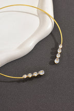 Collar Abierto de Cobre en Espiral con Circonita en Forma de Lágrima