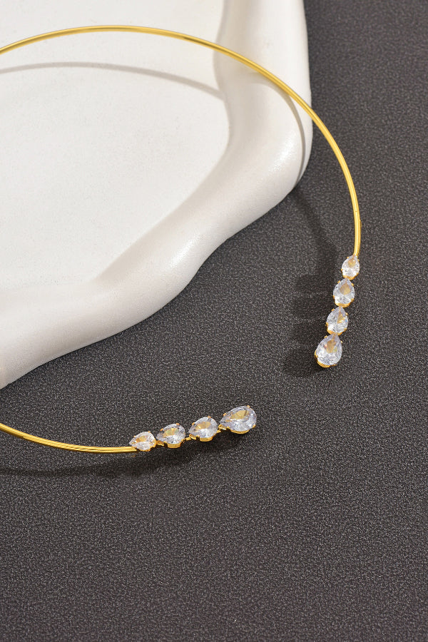 Collar Abierto de Cobre en Espiral con Circonita en Forma de Lágrima