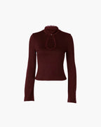 Blusa Gloria con cuello alto y aberturas en el escote