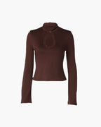Blusa Gloria con cuello alto y aberturas en el escote