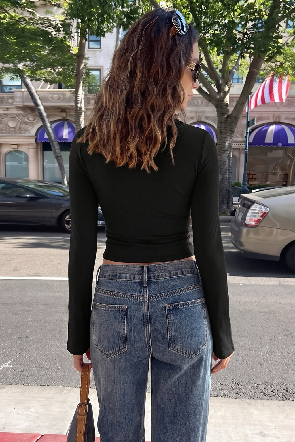 Blusa Gloria con cuello alto y aberturas en el escote