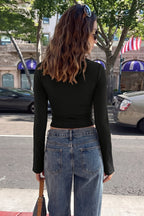 Blusa Gloria con cuello alto y aberturas en el escote