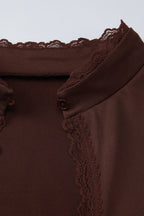 Blusa Gloria con cuello alto y aberturas en el escote