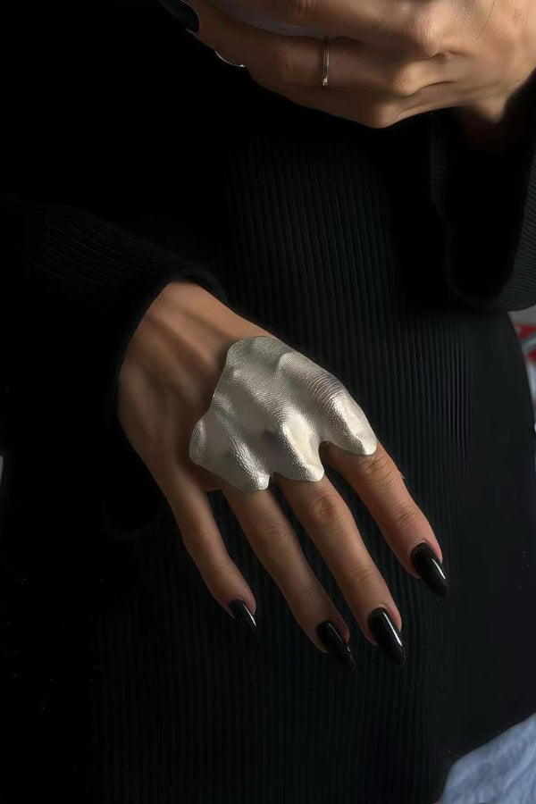Anillo de Metal Plisado de Forma Irregular