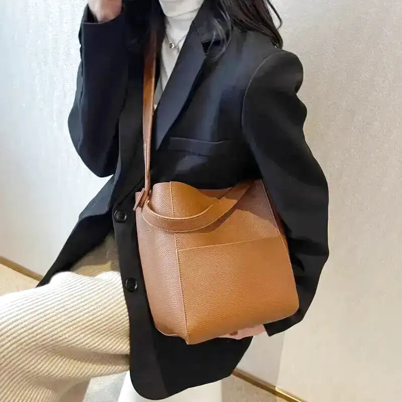 CAMILLE - Bolso Bandolera Grande de Piel Flexible Grabada