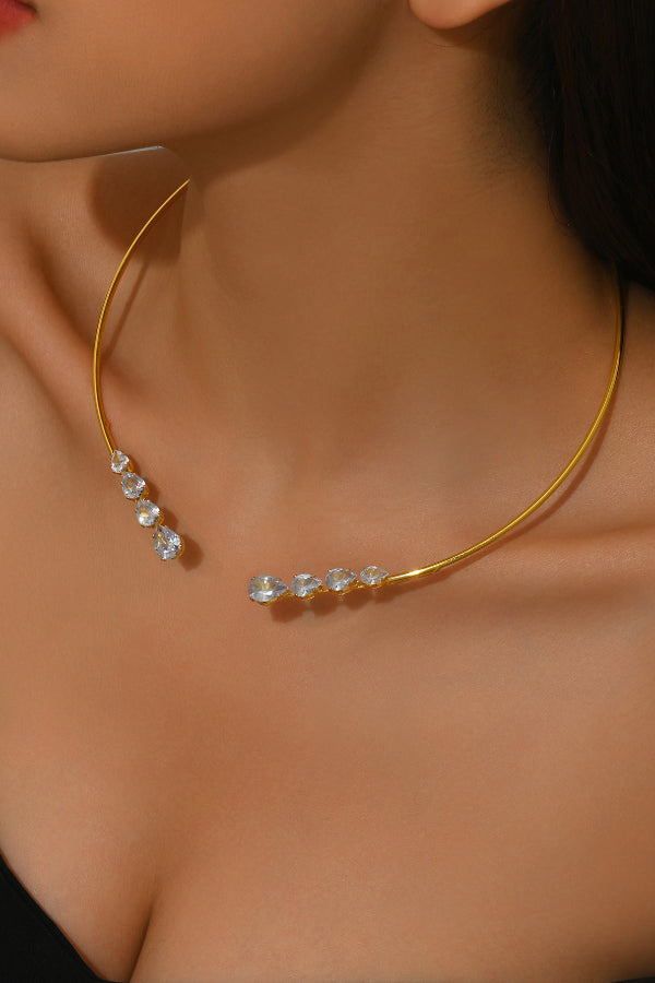 Collar Abierto de Cobre en Espiral con Circonita en Forma de Lágrima