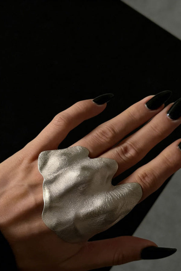 Anillo de Metal Plisado de Forma Irregular