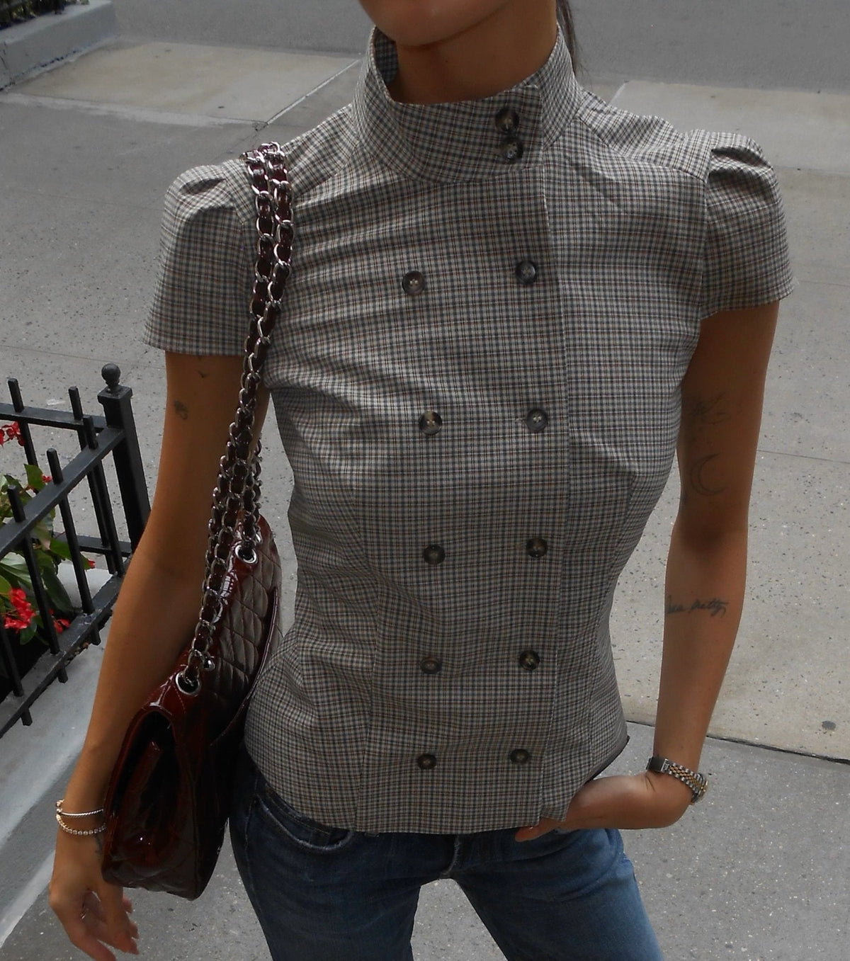 Claudia Blusa Ajustada con Cuello Alto a Cuadros