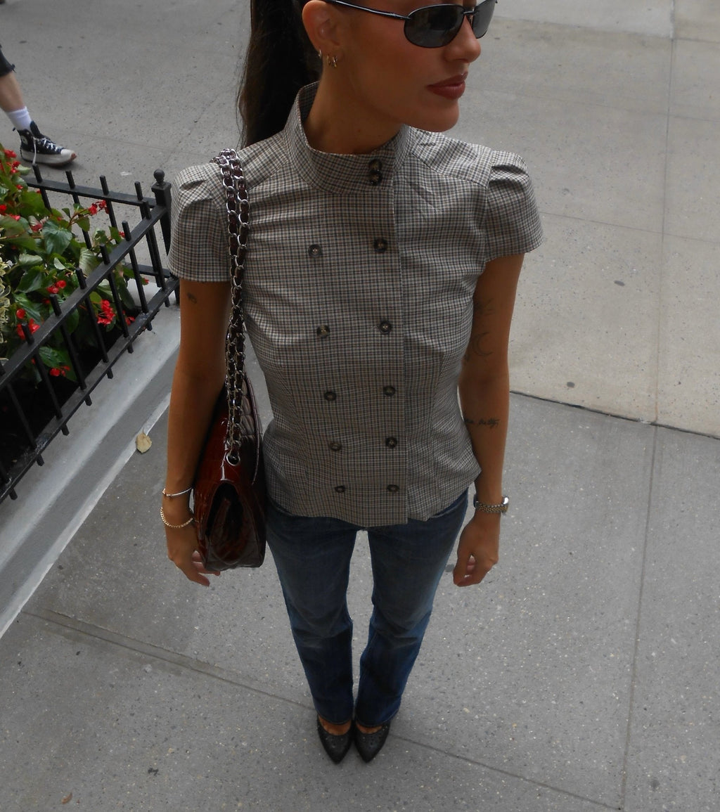 Claudia Blusa Ajustada con Cuello Alto a Cuadros