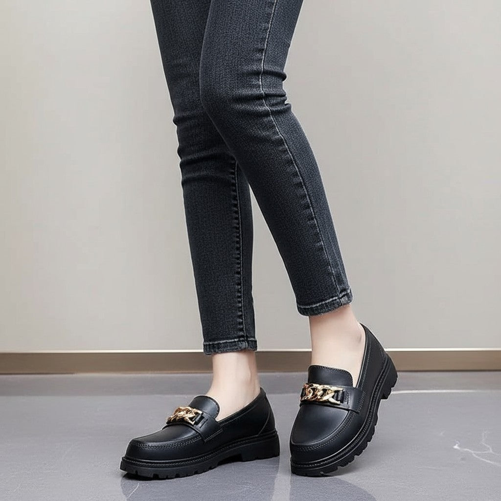 Alix - Mocasín Mujer Detalle de Cadena Dorada Y Suela Gruesa Elegante