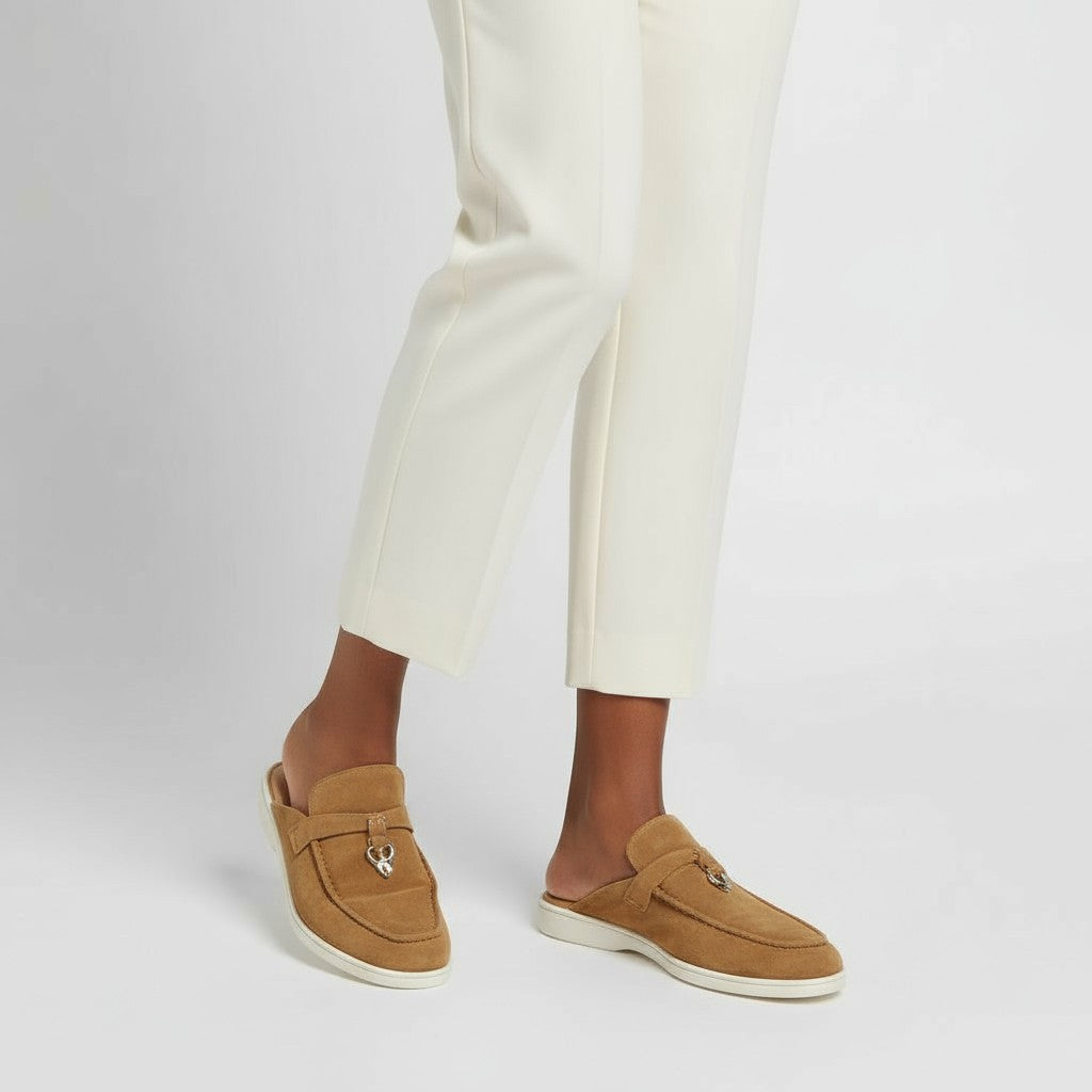Sofia - Mocasín Mujer Ante Zueco Plana Elegante de Detalle Metálico