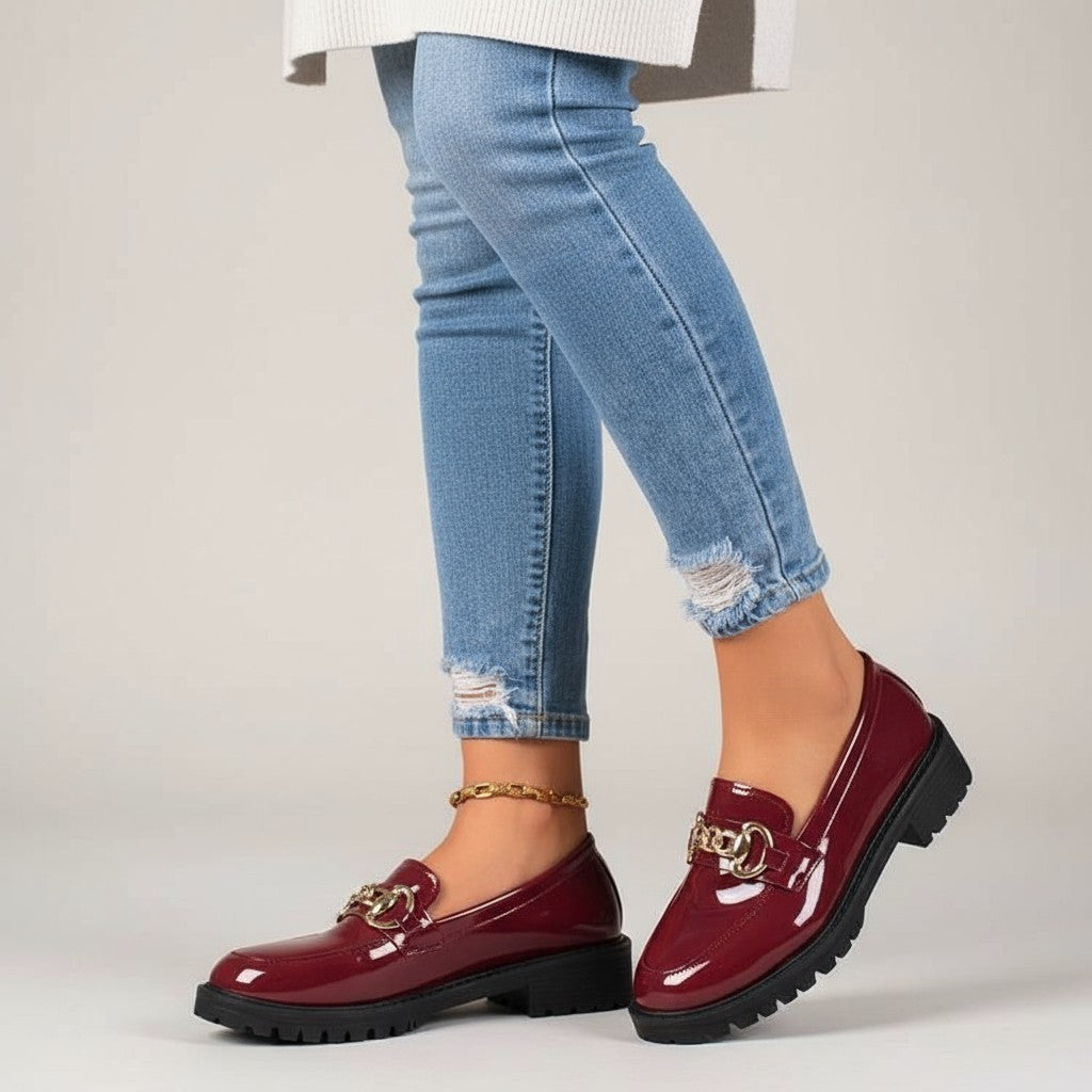 Stacy - Mocasines Mujer de Charol Cadena Dorada con Tacón Bajo