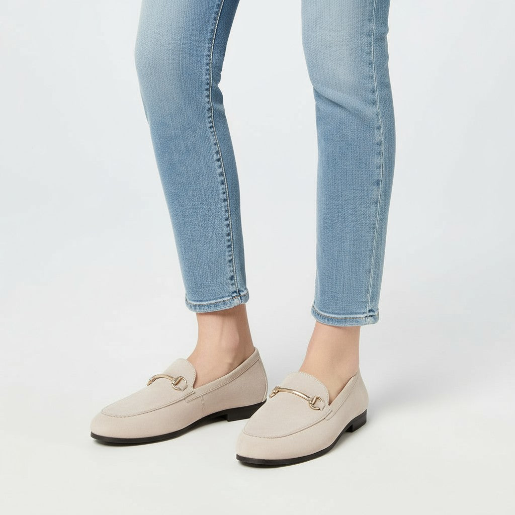 Gavy - Mocasín para Mujer de Ante con Acabados de Metal