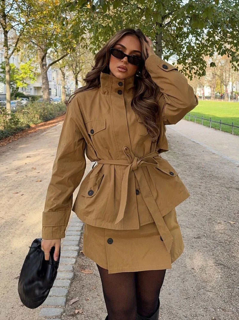 Ellie Conjunto chaqueta con cuello alto y skort con cinturón