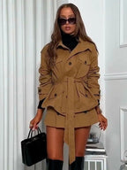 Ellie Conjunto chaqueta con cuello alto y skort con cinturón