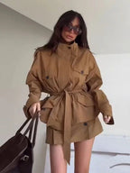 Ellie Conjunto chaqueta con cuello alto y skort con cinturón
