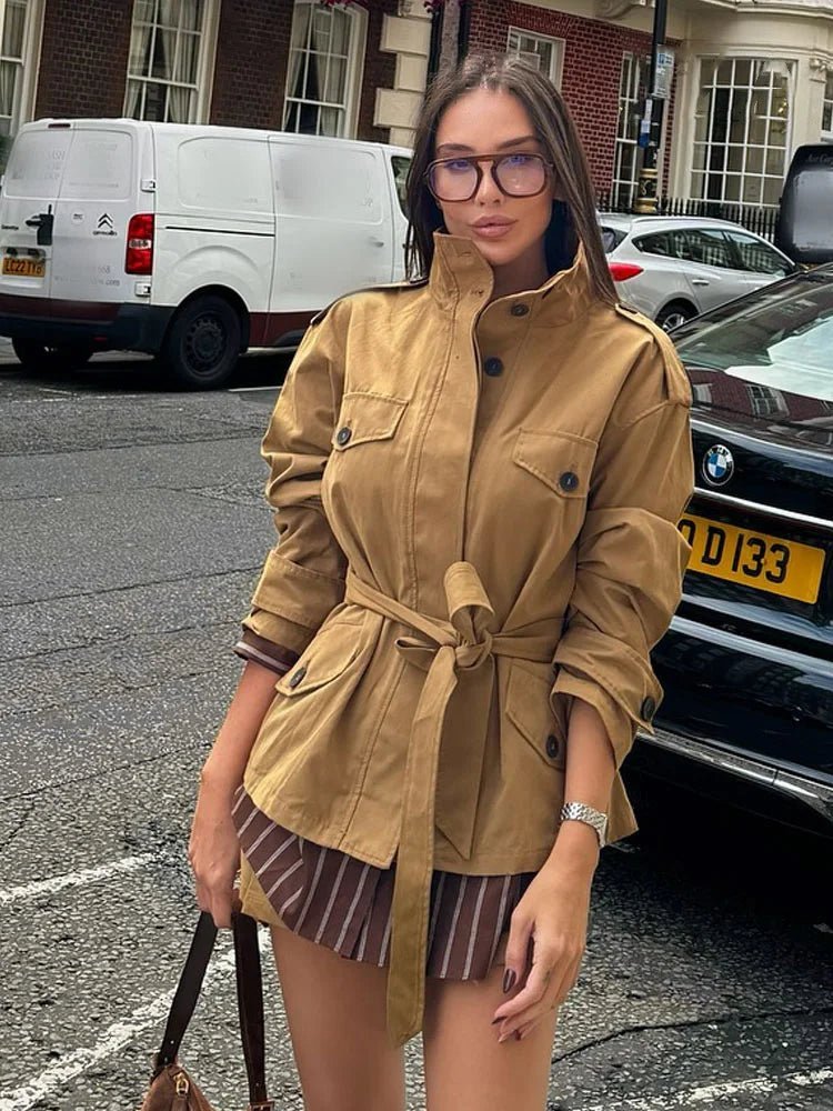 Ellie Conjunto chaqueta con cuello alto y skort con cinturón
