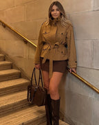 Ellie Conjunto chaqueta con cuello alto y skort con cinturón