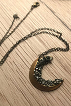Collar Vintage con Diamante en Forma de Luna