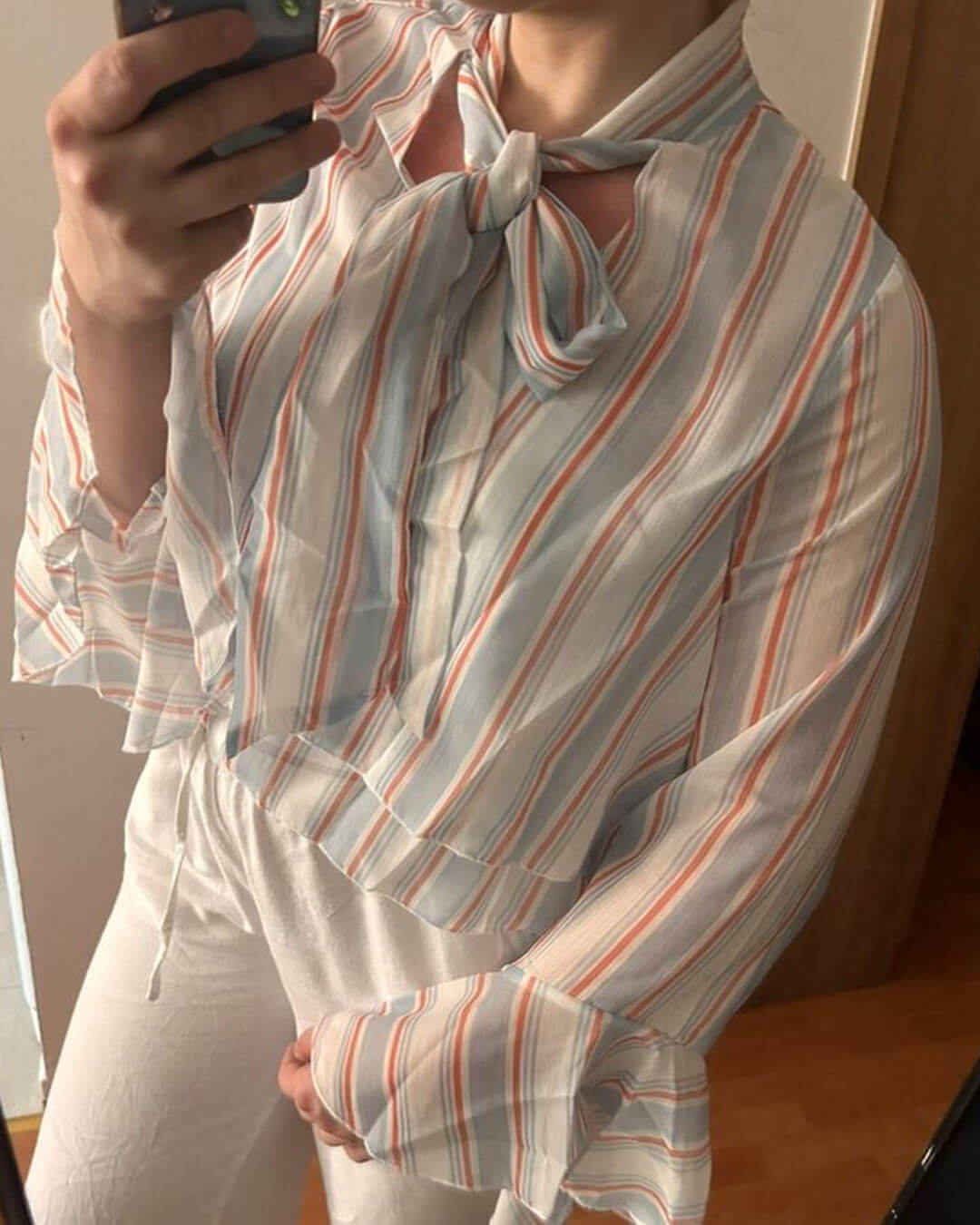 Hanna Blusa de Rayas con Volantes y Lazo al Cuello
