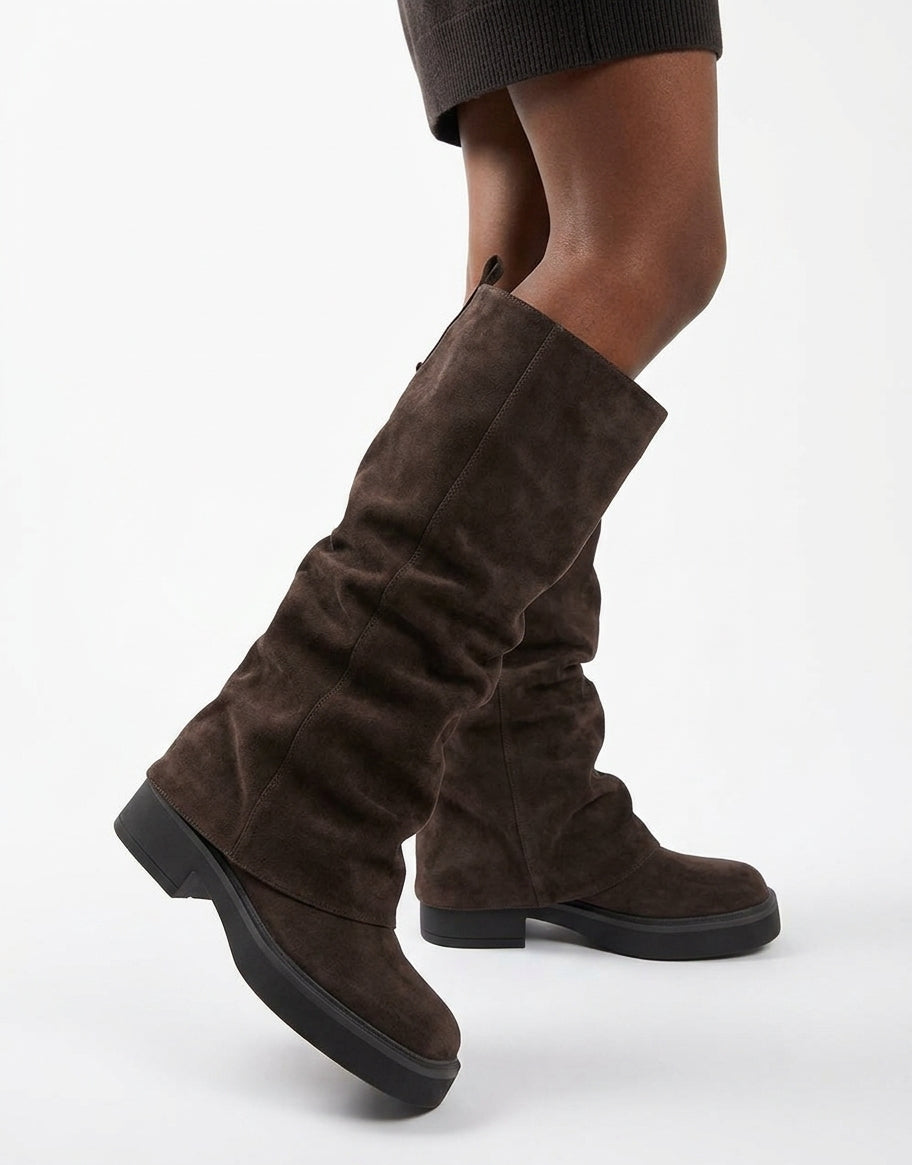Avyra - Bota Slouch Alta Mujer de Ante