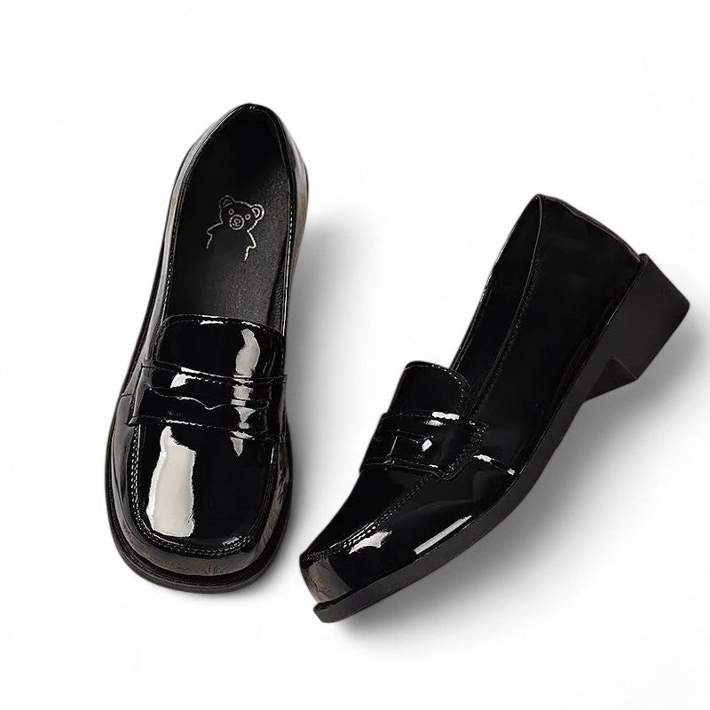 Ava - Mocasín de Piel Brillante de Tacón