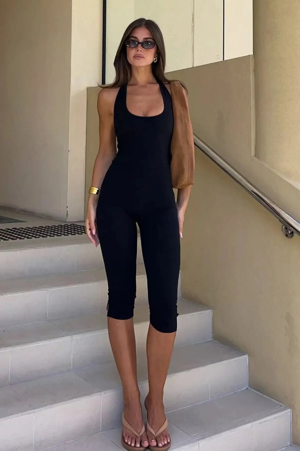 Mono Lucy sin espalda con cuello halter