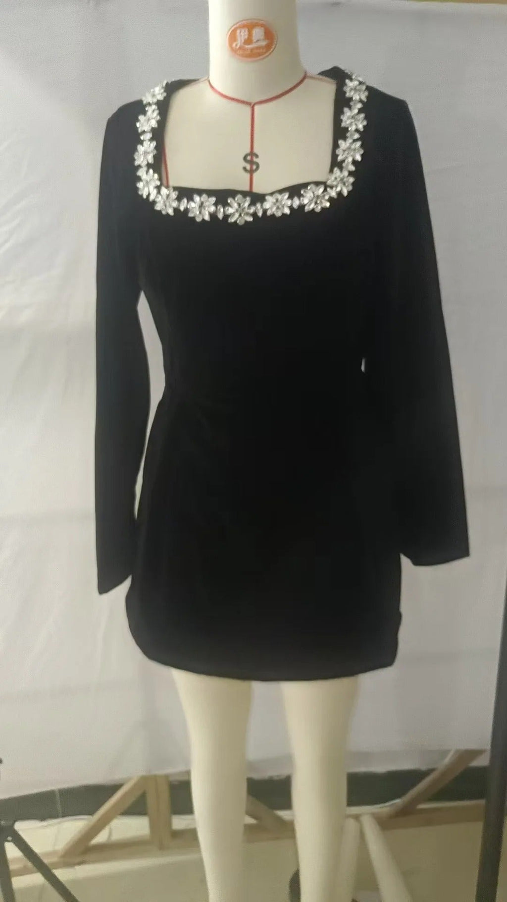 Vestido Corto de Terciopelo - OSMARA Fashion - vista 9