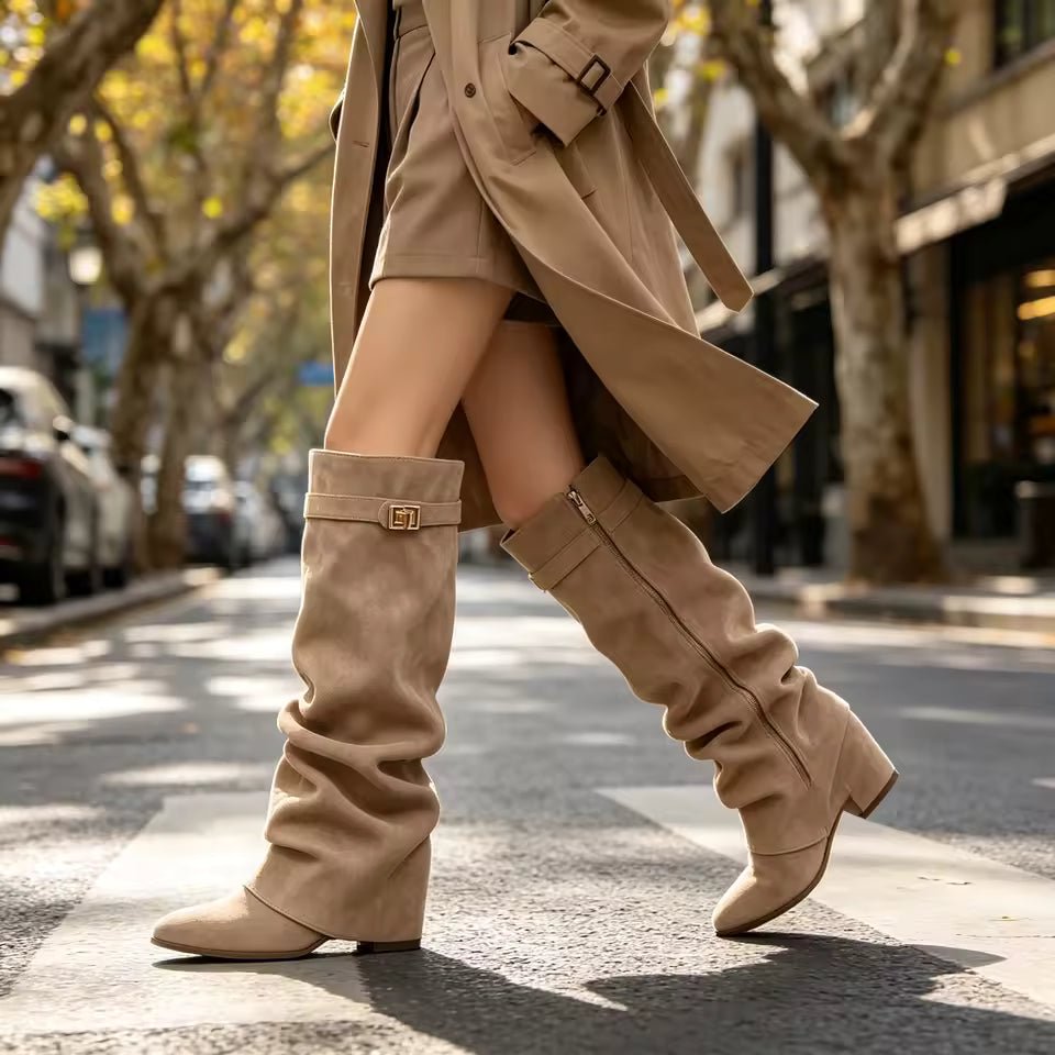Melanie Botas Altas con Punta y Efecto Desgastado en Ante Sintético