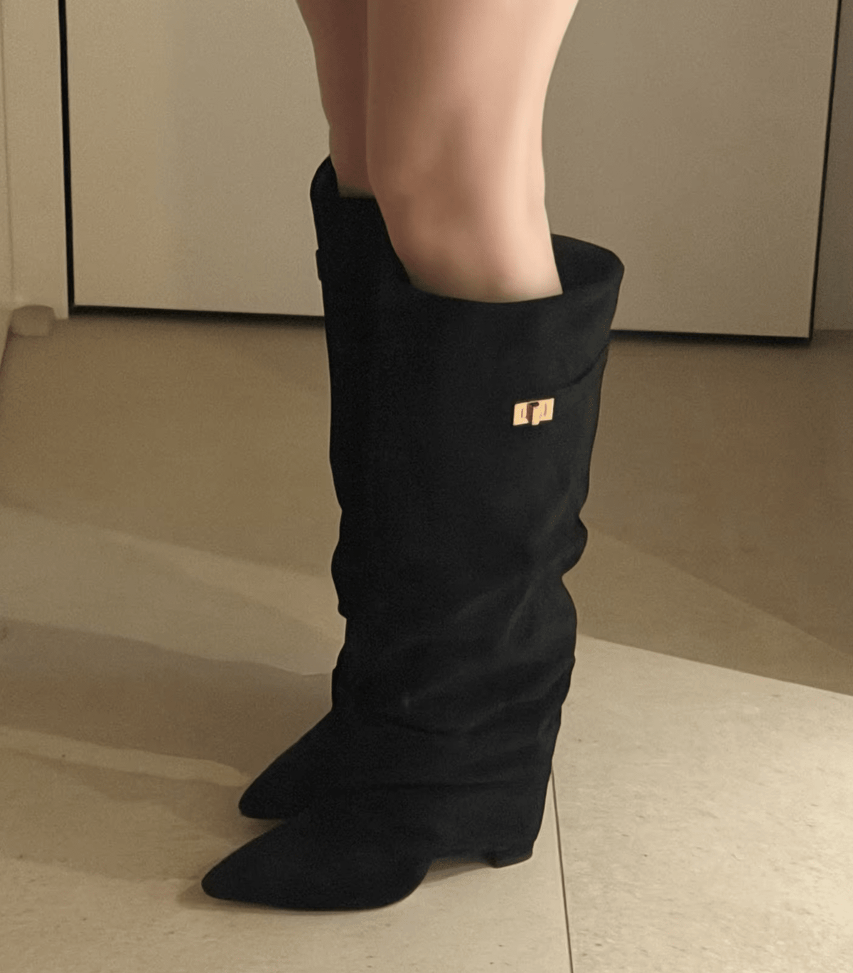 Melanie Botas Altas con Punta y Efecto Desgastado en Ante Sintético