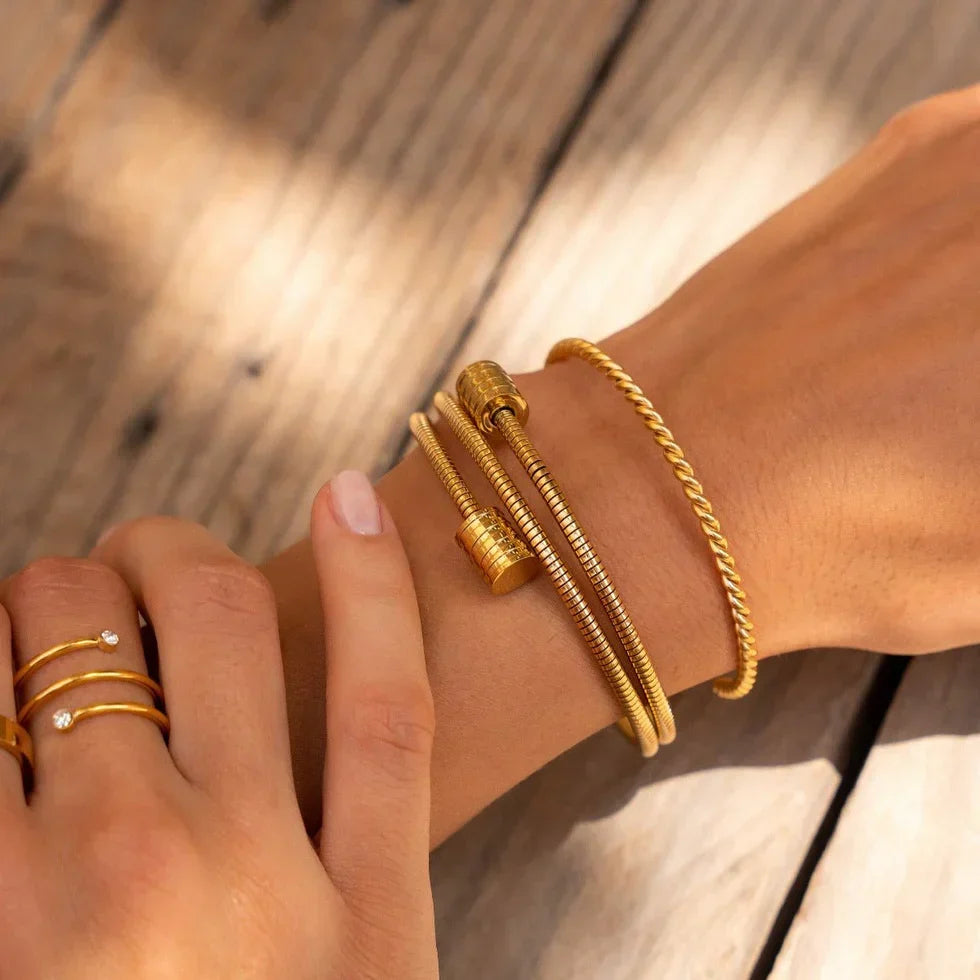 Amanda | Pulsera espiral triple bañada en oro