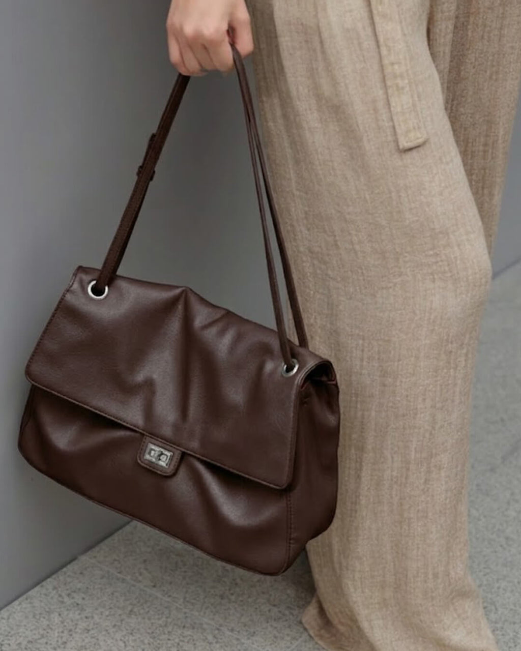 Bolso de hombro maxi con solapa de cuero sintético Carla - para edición
