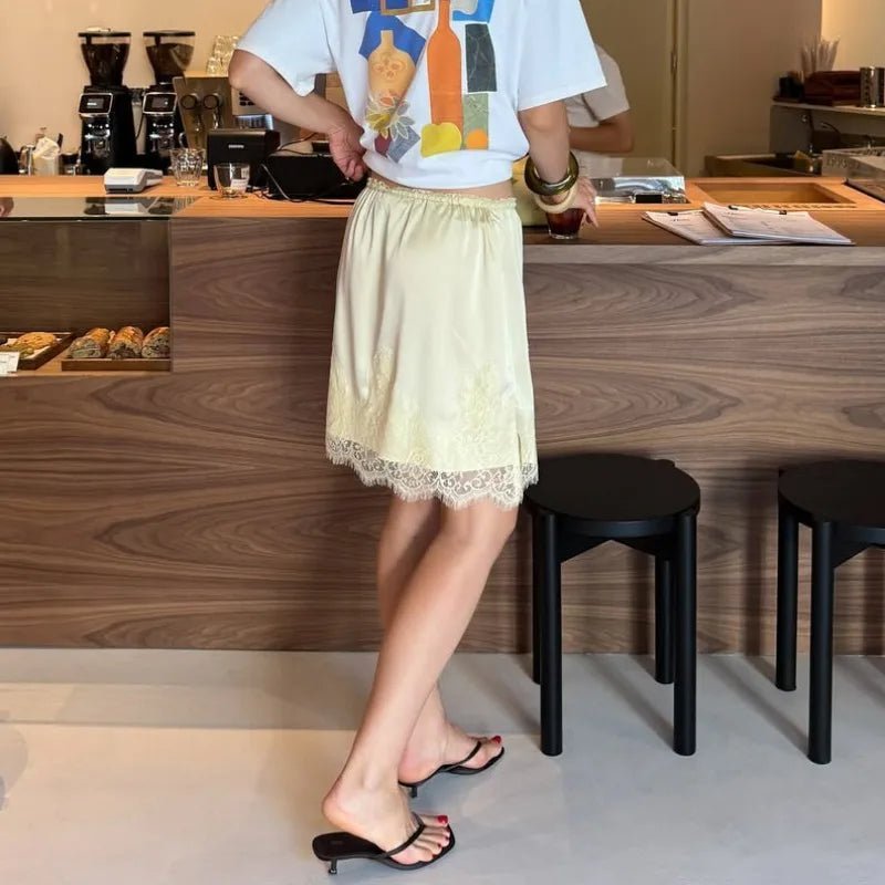Falda mini Saskia de satén con encaje patchwork