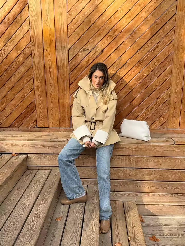 Abrigo trench con cinturón Alicia y puños de contraste