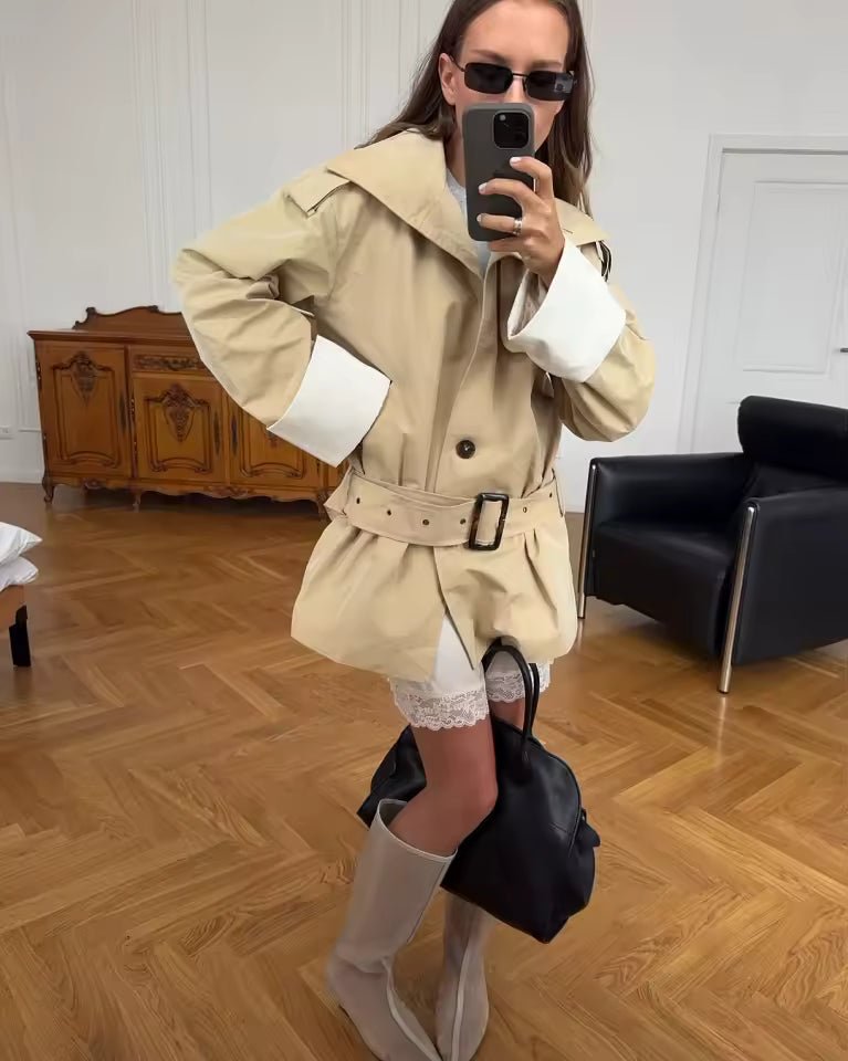 Abrigo trench con cinturón Alicia y puños de contraste