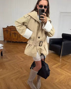 Abrigo trench con cinturón Alicia y puños de contraste