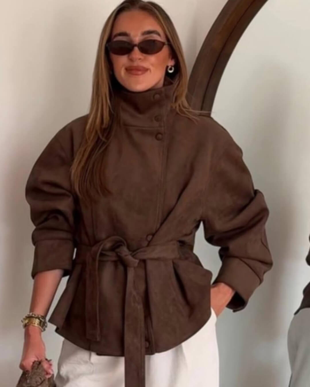 Abrigo trench Amanda de ante sintético con cuello tipo embudo