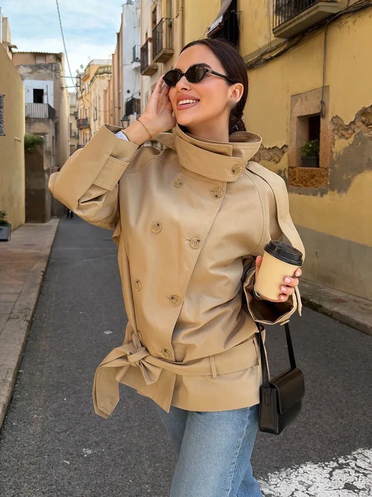 Gabardina Utility Corta Anna con Cuello Alto
