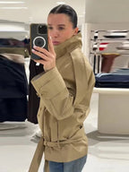 Gabardina Utility Corta Anna con Cuello Alto