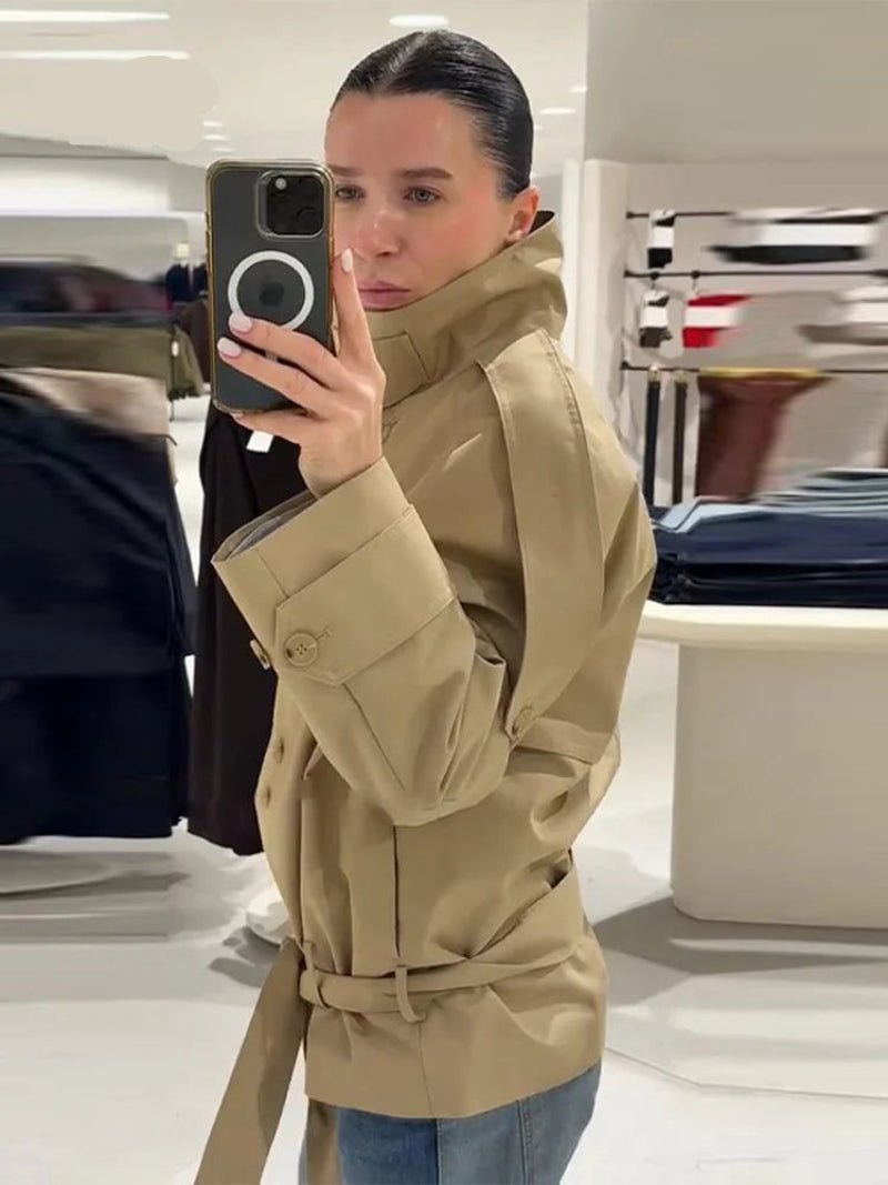 Gabardina Utility Corta Anna con Cuello Alto