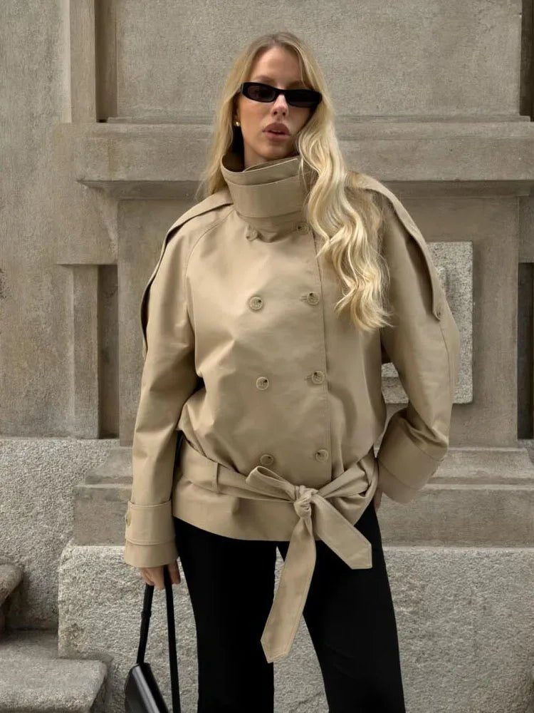 Gabardina Utility Corta Anna con Cuello Alto