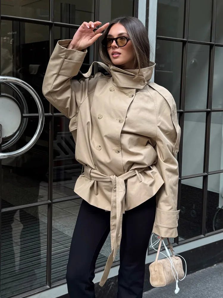 Gabardina Utility Corta Anna con Cuello Alto