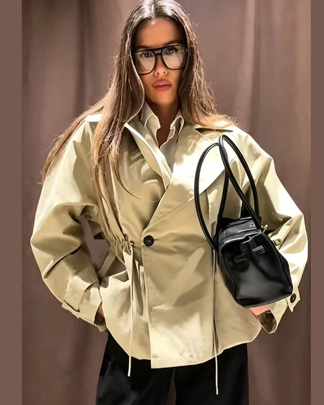 Abrigo Emilia con solapa y cordón ajustable