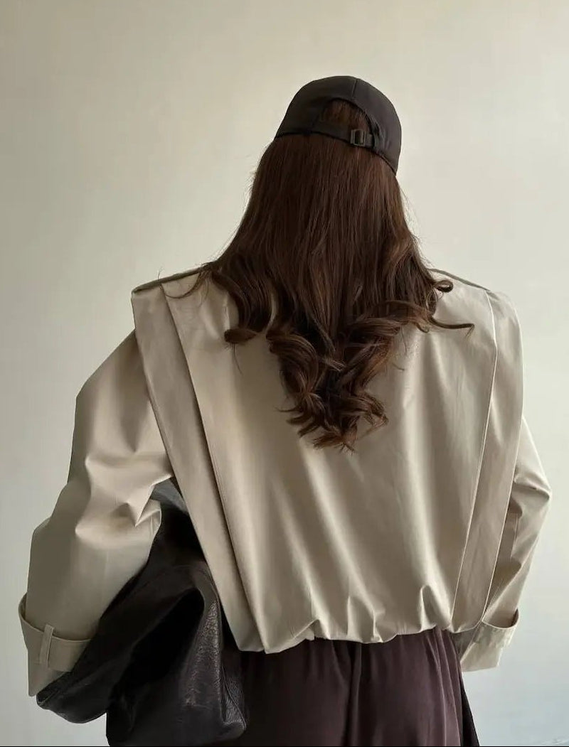 Gabardina Jane plisada con cuello alto