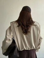 Gabardina Jane plisada con cuello alto