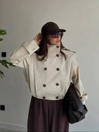 Gabardina Jane plisada con cuello alto
