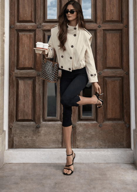 Gabardina Jane plisada con cuello alto