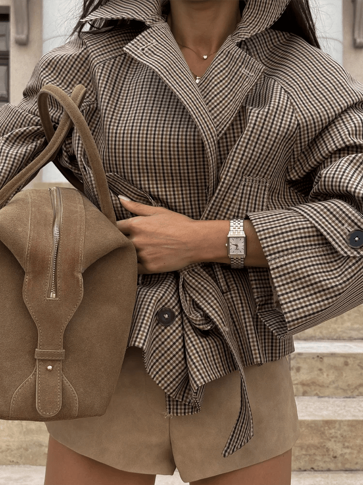 Abrigo trench Jasmin de cuadros con cuello tipo embudo