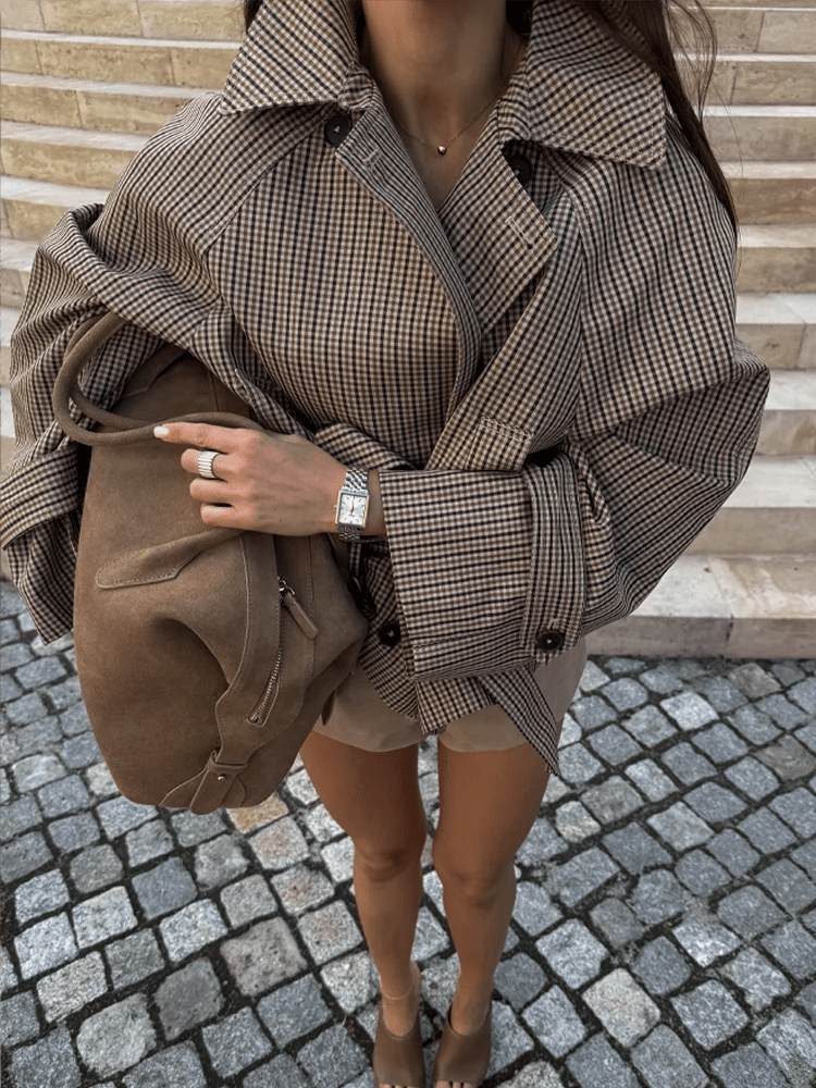 Abrigo trench Jasmin de cuadros con cuello tipo embudo