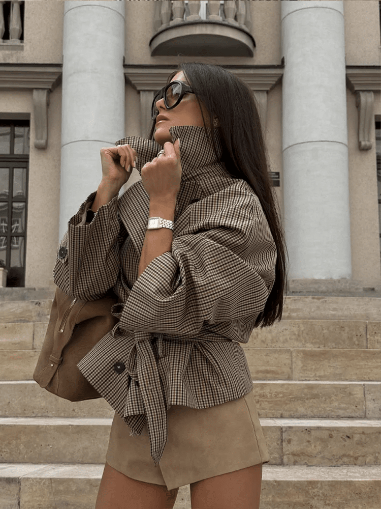 Abrigo trench Jasmin de cuadros con cuello tipo embudo